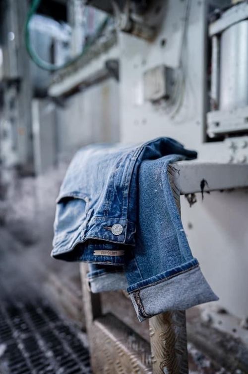 Bubuk Cuci Asam Ramah Lingkungan untuk Penyelesaian Denim Distressed